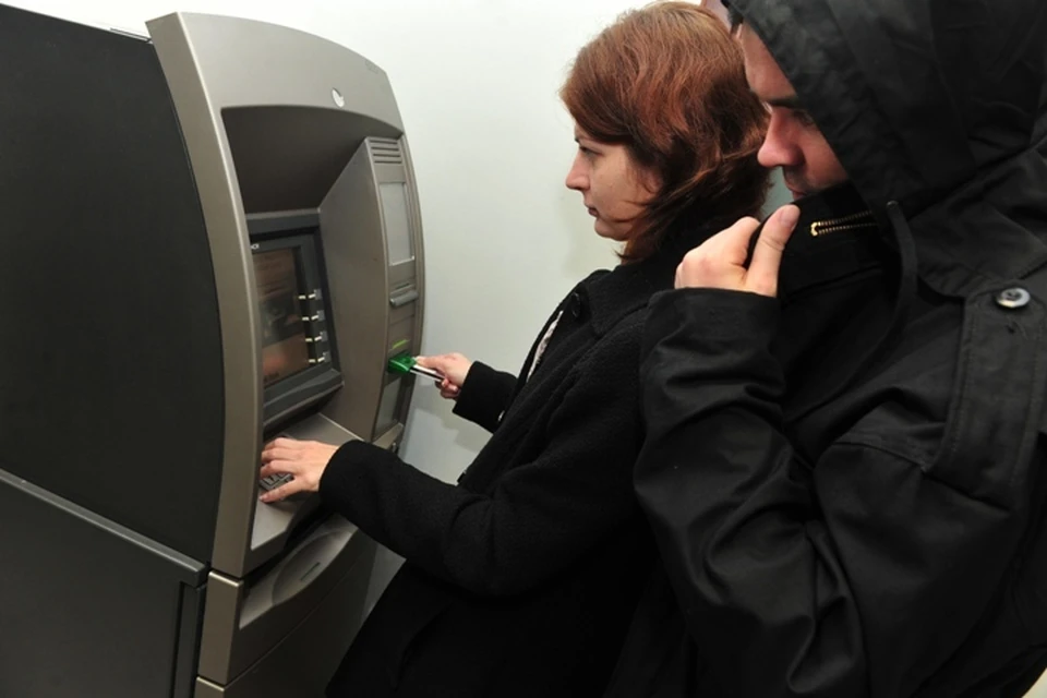 Люди снимают деньги со счетов. Мошенники Банкомат. Мошенничество с банкоматами. Человек у банкомата. Ворует деньги.