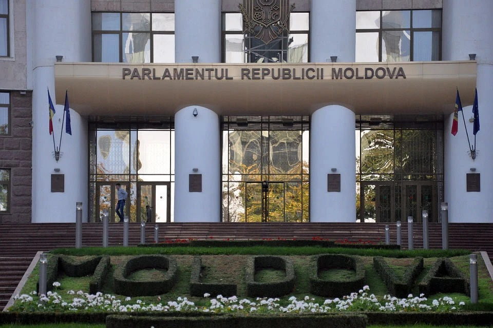 Парламент одобрил включение евроинтеграции в Конституцию.