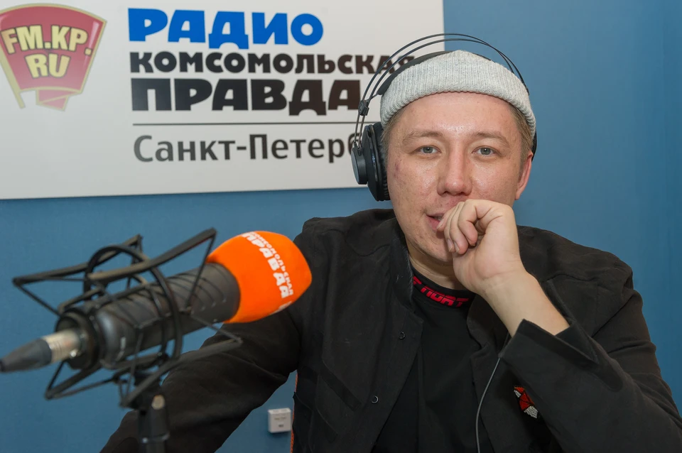 Солист группы «Марсель» в эфире радио «Комсомольская правда» рассказал, как создать популярную песню, и что ему нравится в девушках.