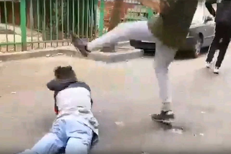 Кадр из видео с избиением подростка.
