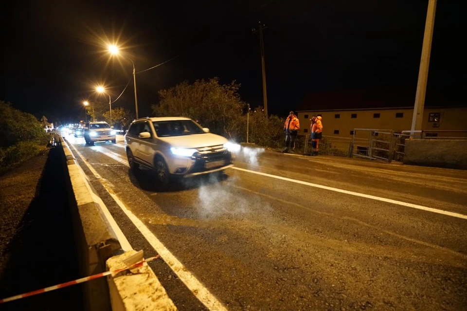 25 октября стихия разрушила мост в Макопсе, по которой идет федеральная трасса Джубга–Сочи – единственная наземная транспортная артерия, ведущая в город. Фото: Упрдор «Черноморье»