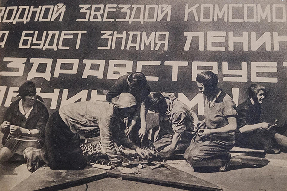 Комсомольцы во время подготовки к празднику. Совместный труд сплачивал.