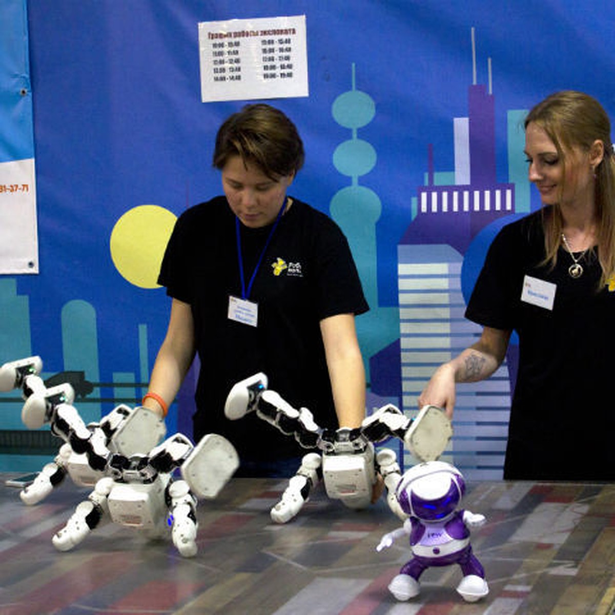 Выставка роботов абакан 2023. Робототехника симферополь. Выставка роботов симферополь. Выставка робототехники. Выставка роботов бирюзовый кубик робот испания.