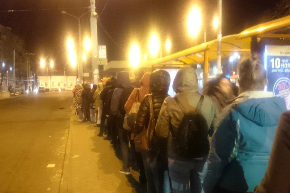 Люди подолгу ждут на остановках свои автобусы.