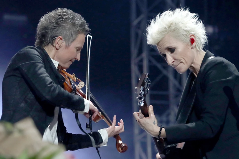 На песне «Солнце» на сцену поднялась Сурганова со своей любимой скрипкой. Фото: Вячеслав Прокофьев/ТАСС