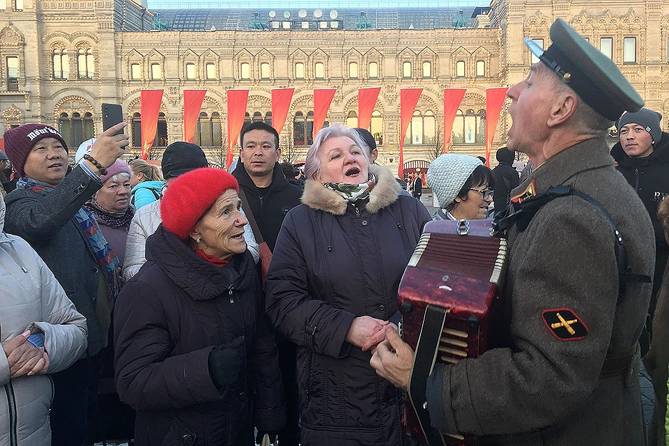 В годовщину революции коммунисты преклонных лет пели песни и требовали суда над "бандой Ельцина".