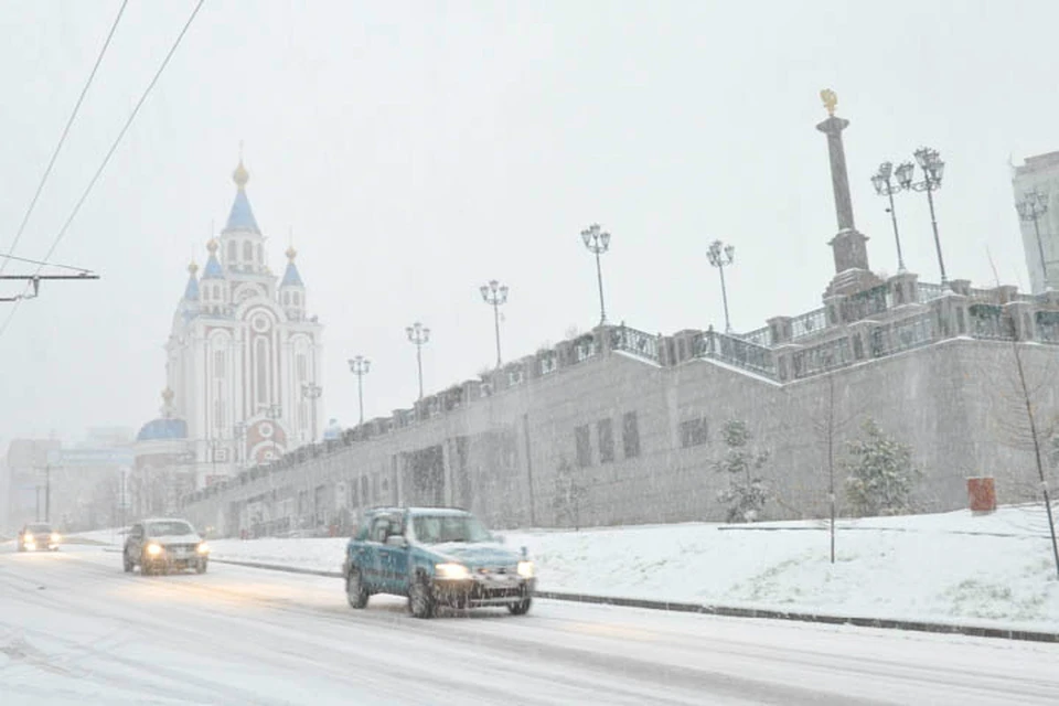 Снег в Хабаровске: На улицы города вышли машины коммунальных служб