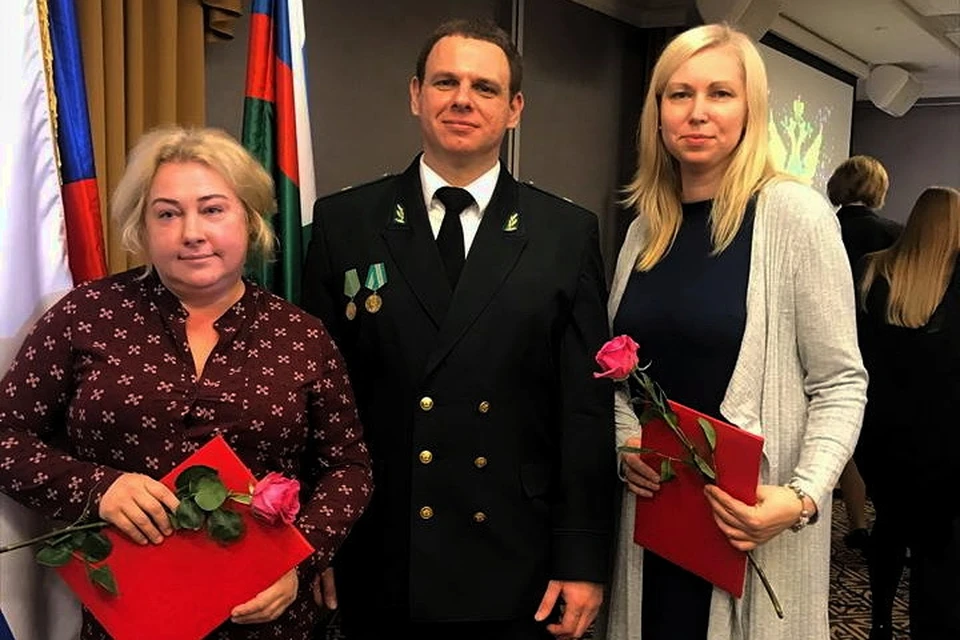 Главный редактор "Комсомолки" в Пскове (на фото справа) удостоилась награды в День судебного пристава. Фото: Алина Чернова.