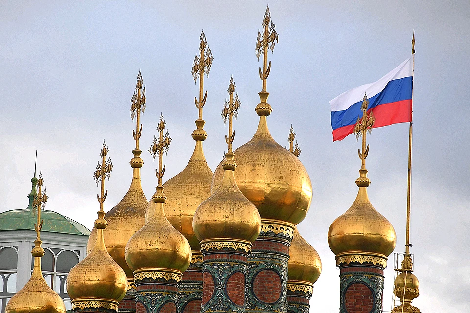 Купола Верхоспасского собора Московского Кремля.