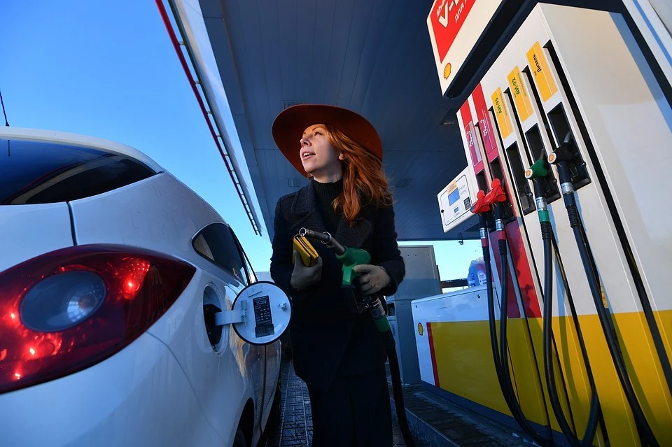 В число мер, предпринятых чиновниками, вошла и заморозка цен на бензин.