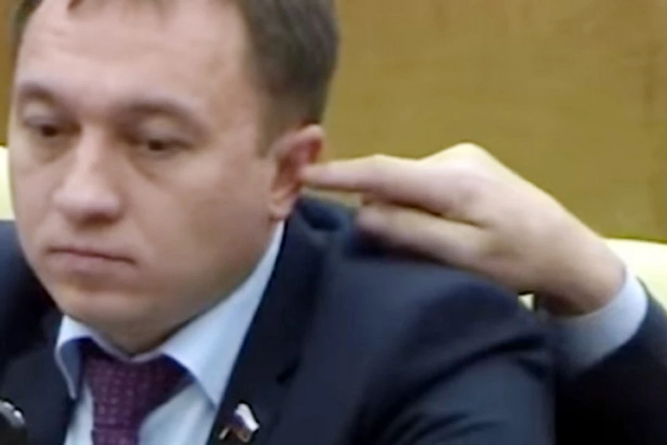 Отдадим должное депутату Быкову, который сдержанно отреагировал на неделикатную шалость другого "думца"