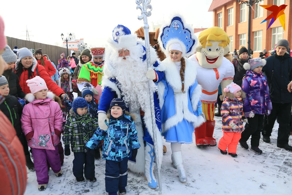 Поздравлять алтайского Деда Мороза собрались сотни горожан с детьми.