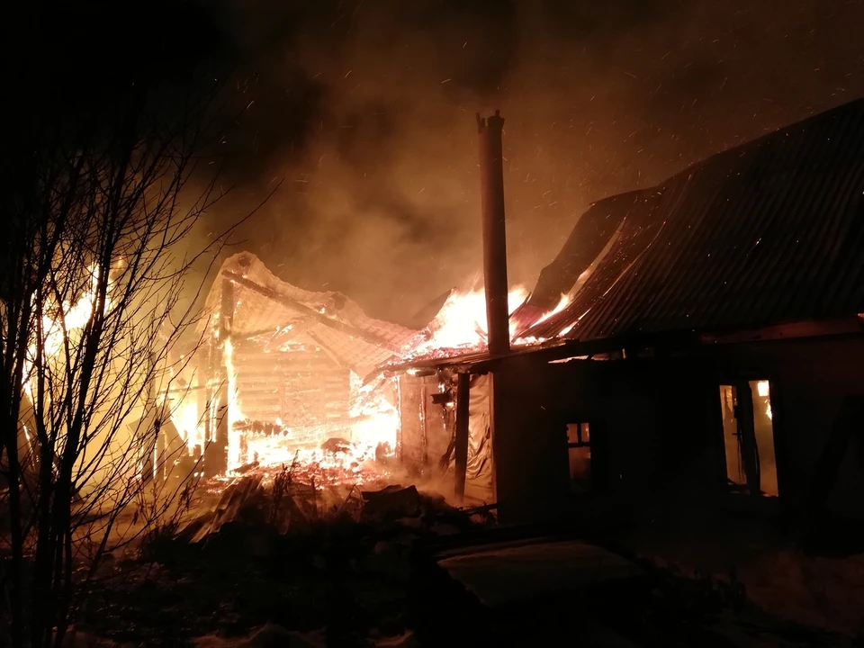 Дом был объят пламенем. Фото Антона Сырова из паблика "ЧП Чусовой"