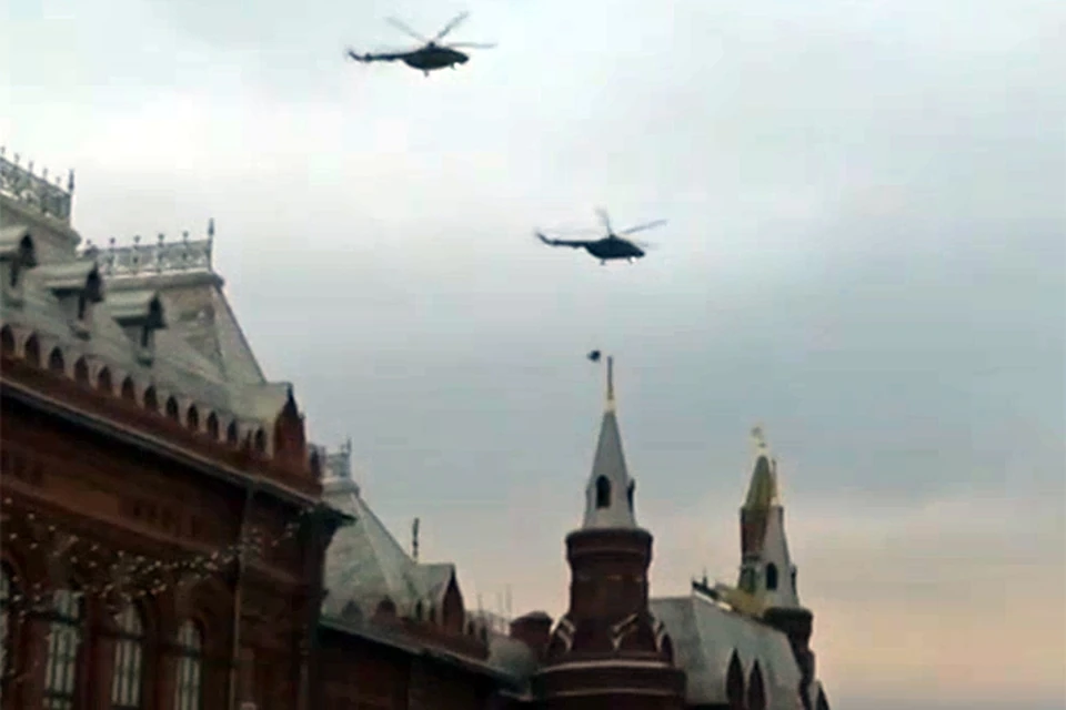 Один из вертолетов пронес над Кремлем - на головокружительной высоте и с большой скоростью - платформу