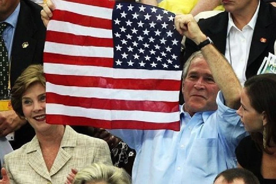 Президент США Джордж Буш на Олимпиаде в Пекине поддерживая пловца Майкла Фелпса, долго размахивал на трибунах перевернутым наизнанку флагом США