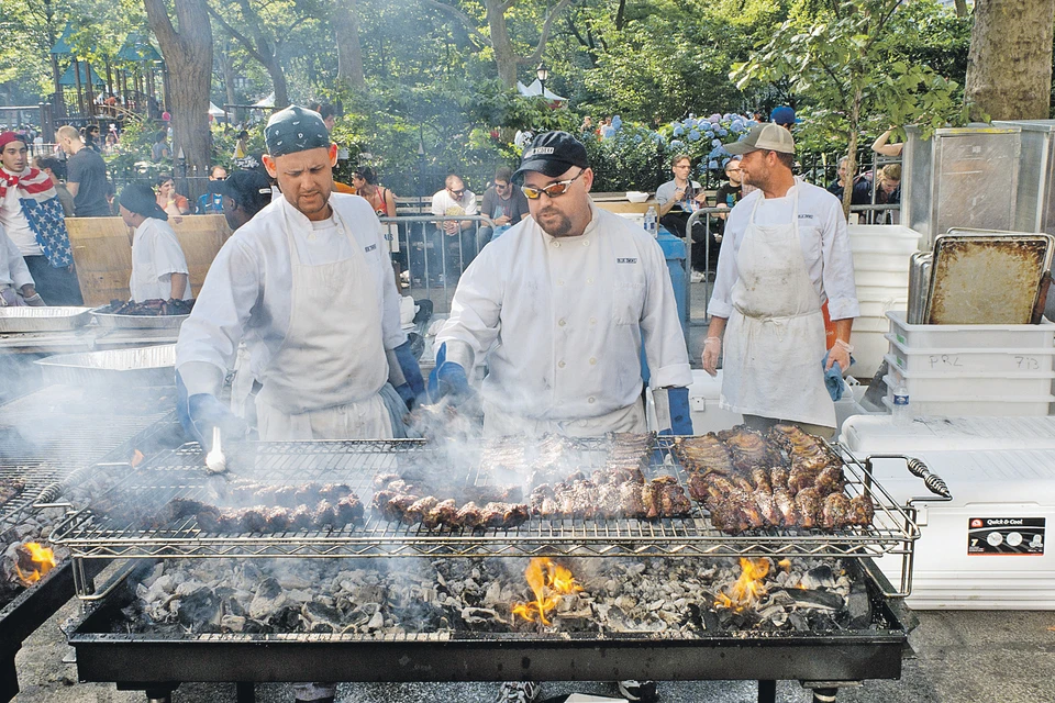 Какой же праздник в США без мяса и барбекю-пати? Признанные мастера этого дела каждый год соревнуются в парке Мэдисон-сквер в Нью-Йорке. Фото: ZUMApress.com