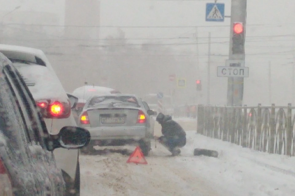 Ставрополье сковало снегом: на дорогах одна за другой происходят мелкие и крупные аварии, а автомобилисты часами стоят в пробках