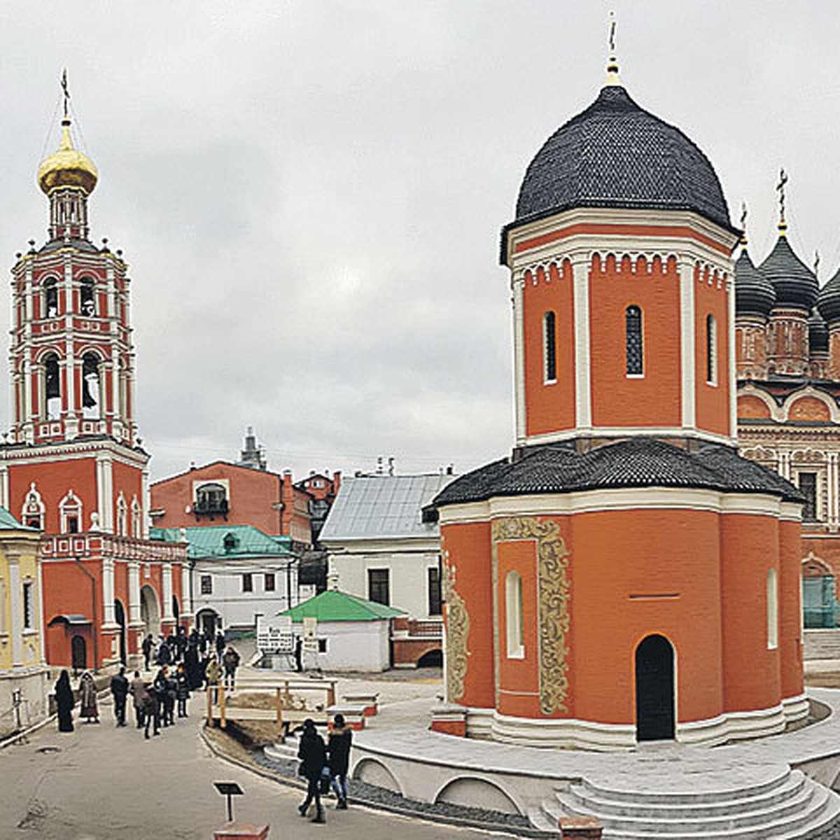 Монастыри Москвы: Стены красят в цвет времен Ивана Грозного, а двери  переделывают в окна - KP.RU