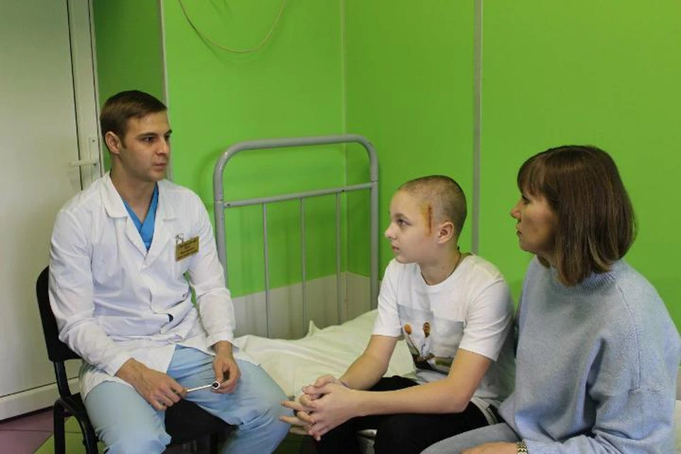 Коля Новиков вместе с мамой Натальей не перестают благодарить своего спасителя – врача-нейрохирурга Детской областной больницы Петра Литвиненко.