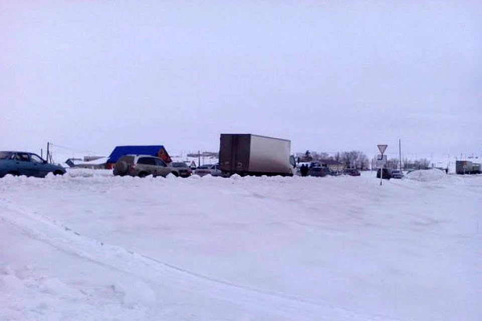 В район автомобильной пробки на трассе «Кавказ» выдвинулись спасатели на снегоходах.