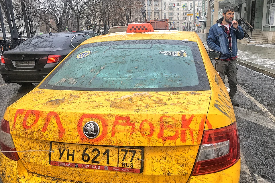 Таксист, 36-летний Роман Катареничев, по его словам, таким отчаянным путем добивается справедливости.