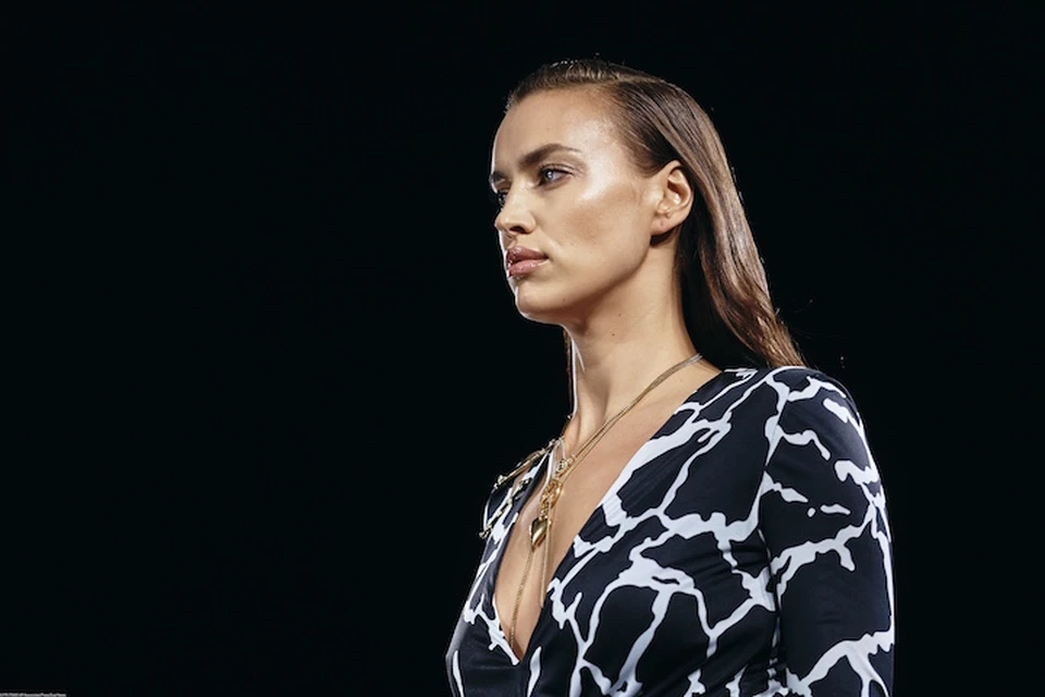 Ирина Шейк прошла по подиуму на показе итальянского модного дома Versace в Нью-Йорке.