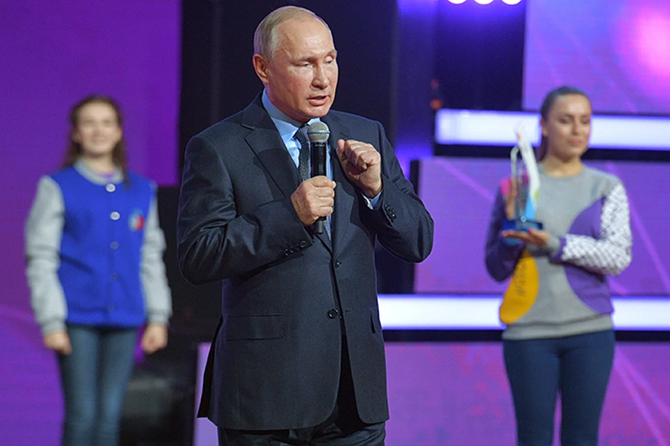 Владимир Путин наградил лучших волонтеров страны, а после ответил на несколько вопросов журналистов