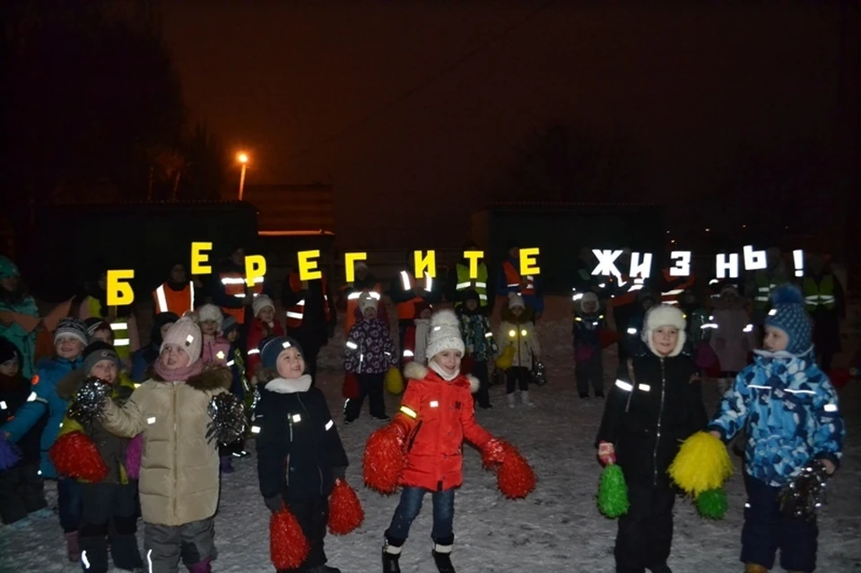 В Губкине родители организовали детский флешмоб по привлечению внимания горожан к использованию световозвращающих элементов. фото: с сайта УГИБДД УМВД России по Белгородской области.