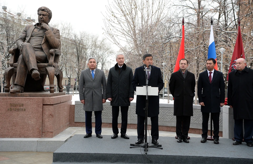 В Москве открыли памятник Чингизу Айтматову