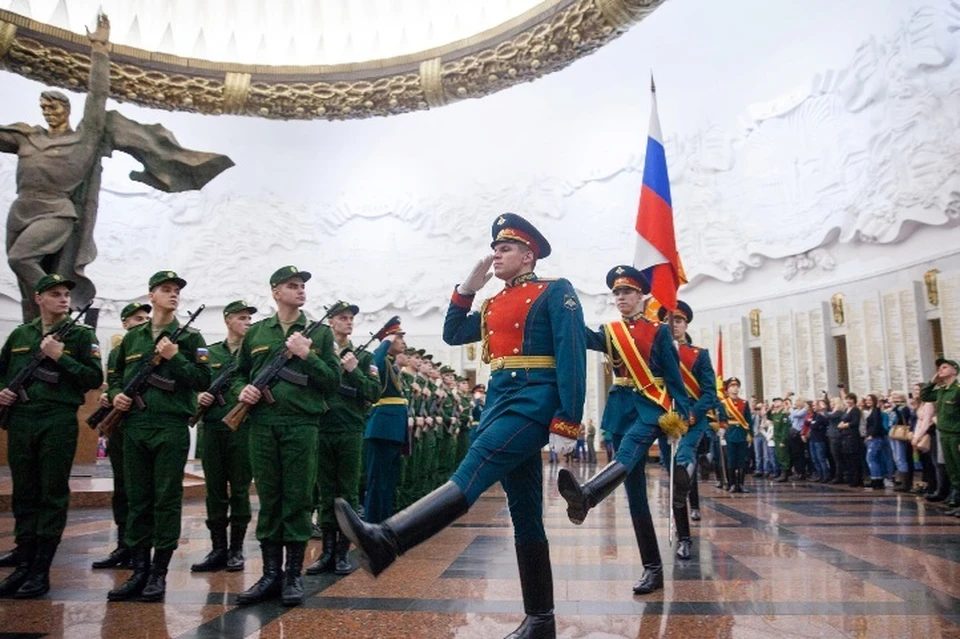 Почетный караул Преображенского полка участвует в военных парадах и сопровождает правительственные делегации