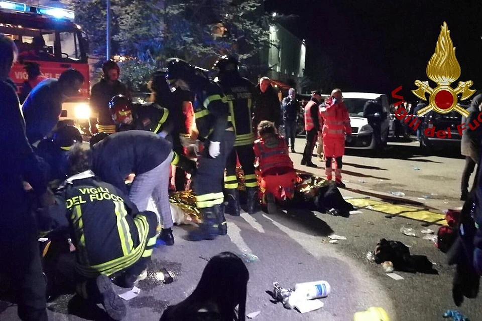 Пожарные и медики на месте трагедии возле дискотеки «Коринальдо».