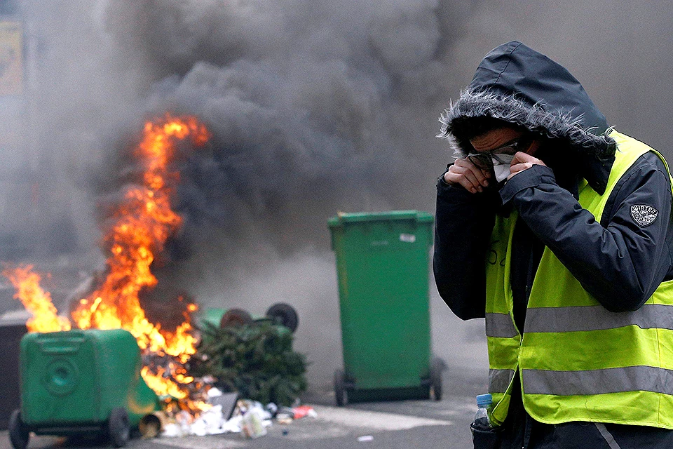 Участник уличных беспорядков в центре Парижа.