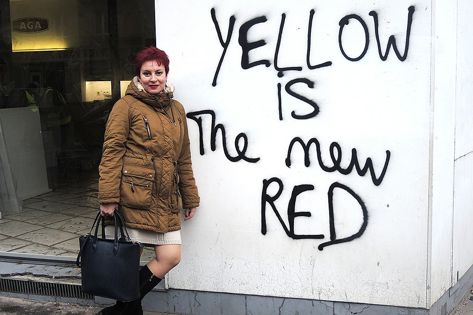 Спецкор "Комсомольской правды" Дарья Асламова в мятежном Париже. Надпись на стене: "Желтый - это новый красный".
