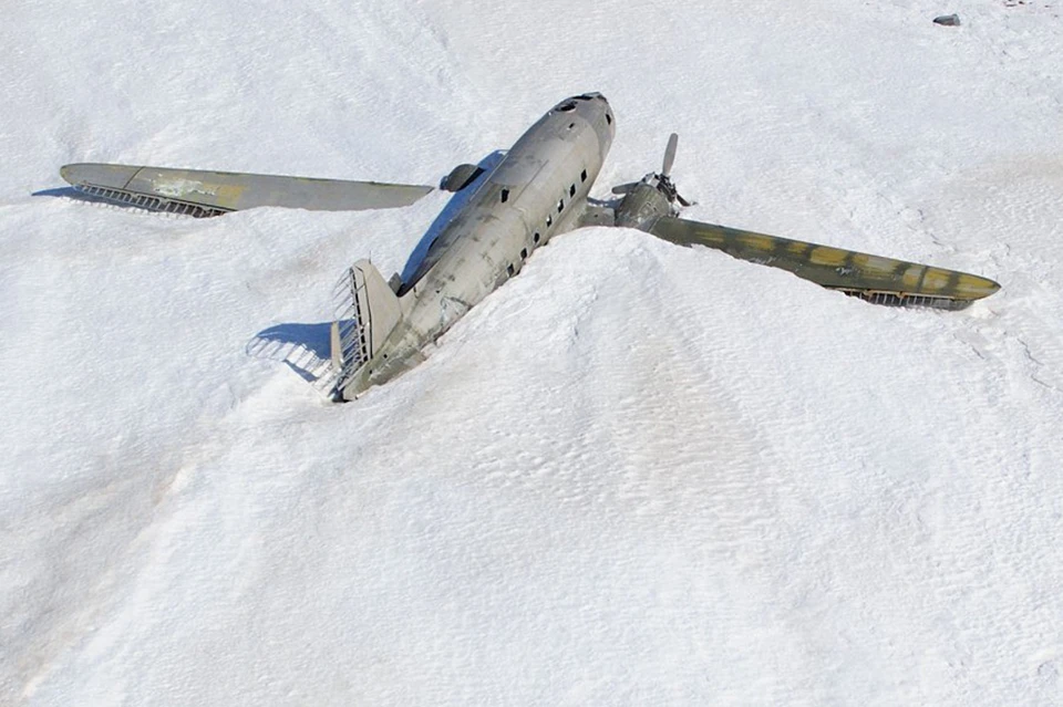 Самолет Douglas C-47 совершил аварийную посадку посреди таймырской тундры 23 апреля 1947 года. Фото: Красноярское краевое отделение РГО