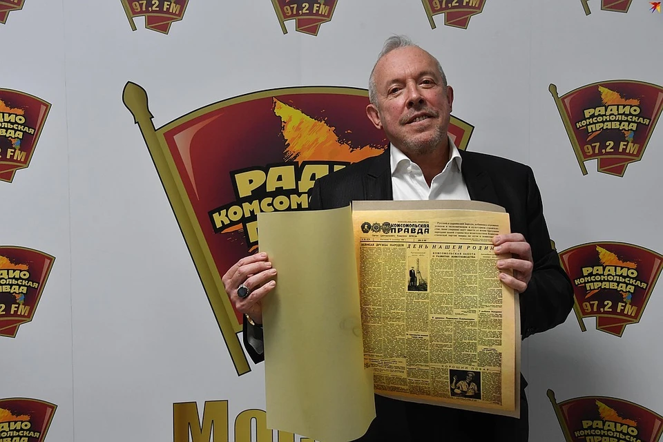 Андрей Макаревич на Радио «Комсомольская правда» с газетой, вышедшей в день его рождения