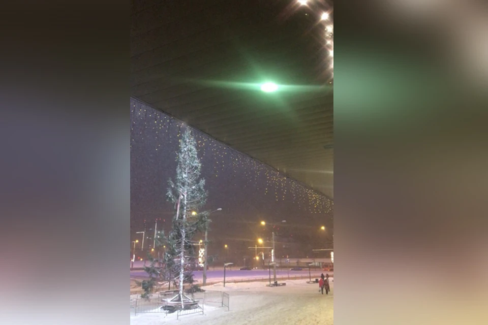 Перед ТРК «Небо» в Нижнем Новгороде поставили облезлую елку