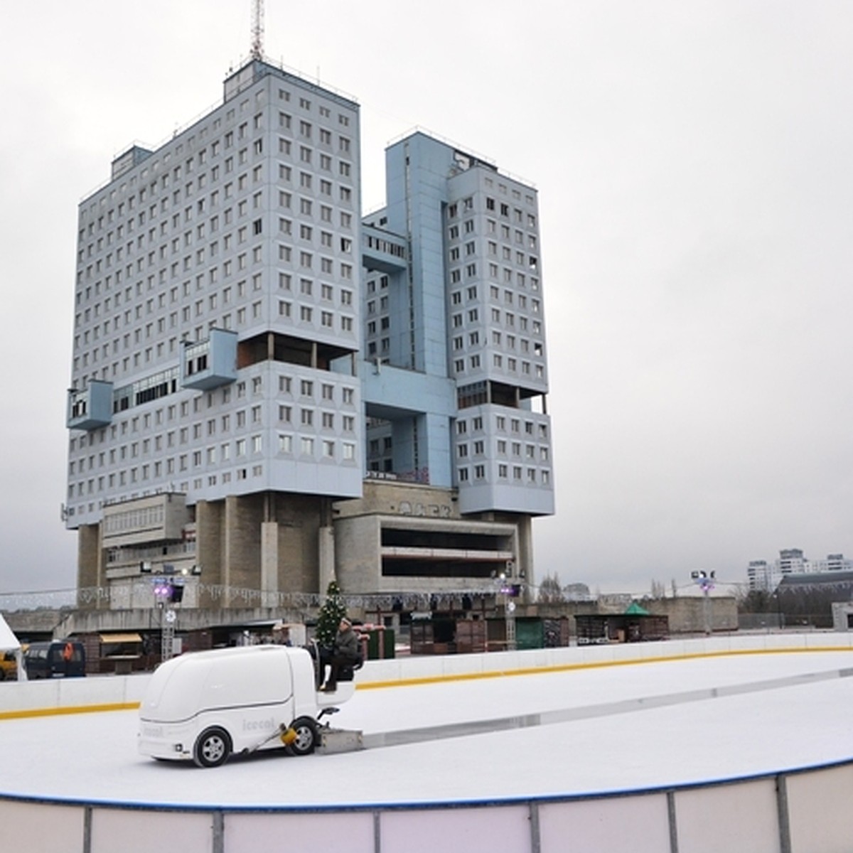 У Дома Советов открыли самый большой каток в Калининграде - KP.RU