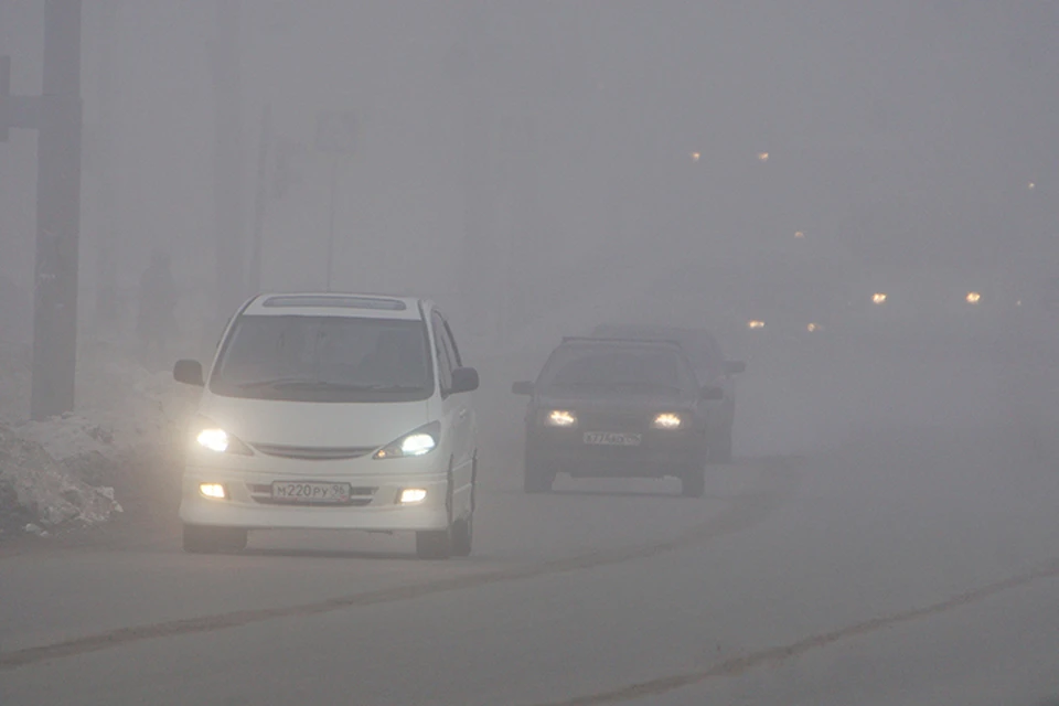Сильный мороз уже оказал воздействие на автомобилистов, так как из-за образовавшегося тумана ухудшилась видимость на дорогах