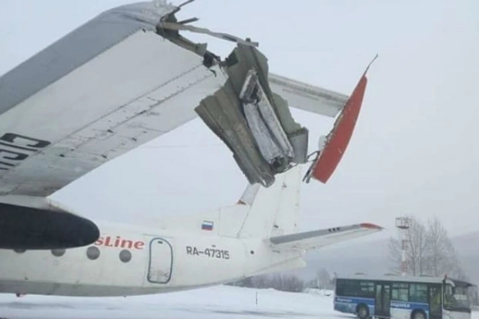 Авиакомпания "РусЛайн": Ан-24 в Бодайбо садился в сложных метеоусловиях, была задета мачта, повреждено крыло. Фото: ДТП38.
