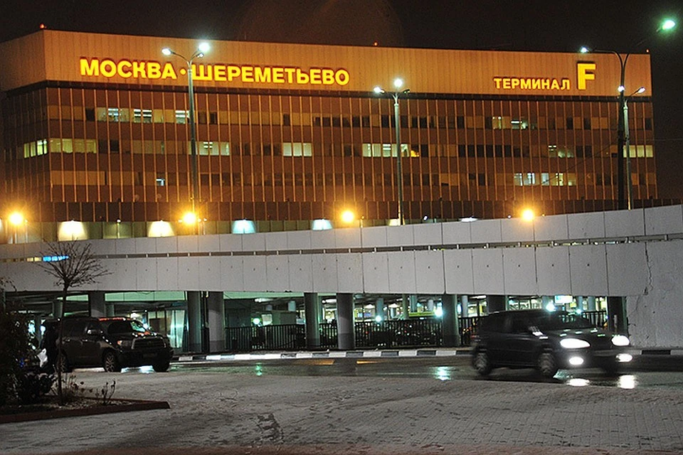 Шереметьево аэропорт женщина. Здание Шереметьево 2. Шереметьево терминал f. Терминал ф Шереметьево. Шереметьево здание терминал ф.