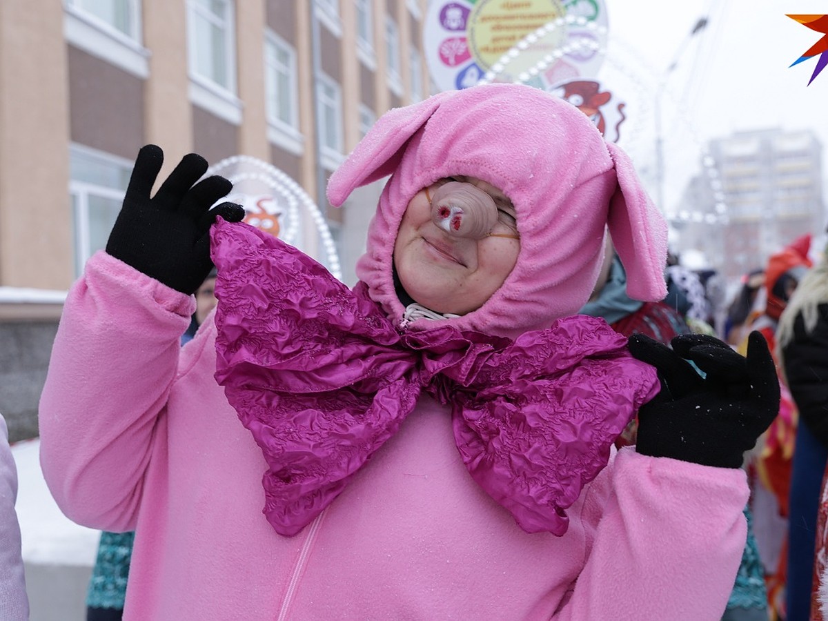 Трехглавый дракон, свинка Пеппа и русские красавицы: в Сыктывкаре зажгли  огни на главной елке Коми - KP.RU