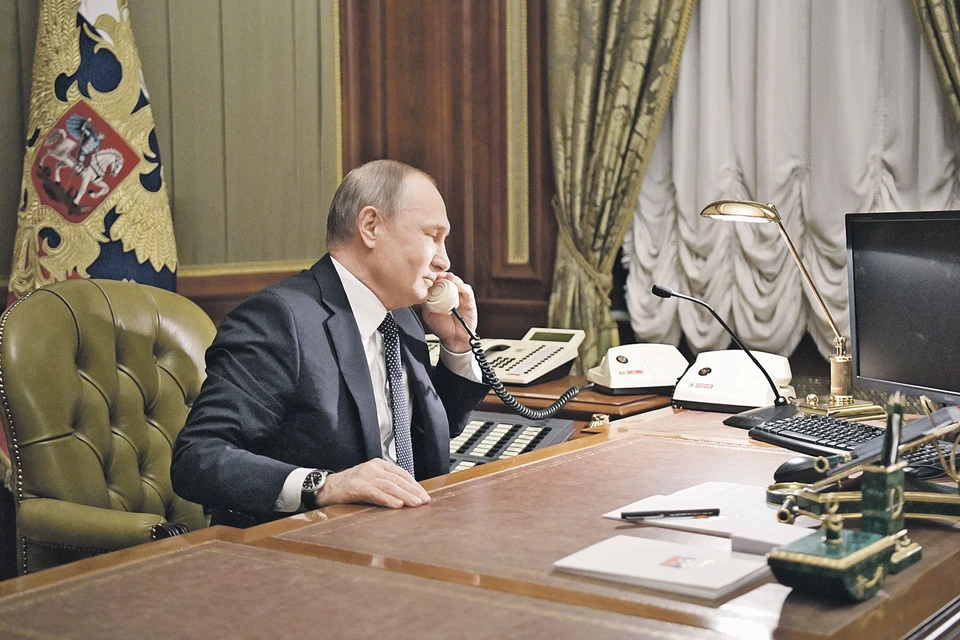 У Путина нет мобильника. Никакого! Позвонить ему могут только по обычному телефону. И далеко не все. А вот он может дозвониться кому угодно и откуда угодно. Фото: Алексей НИКОЛЬСКИЙ/РИА Новости