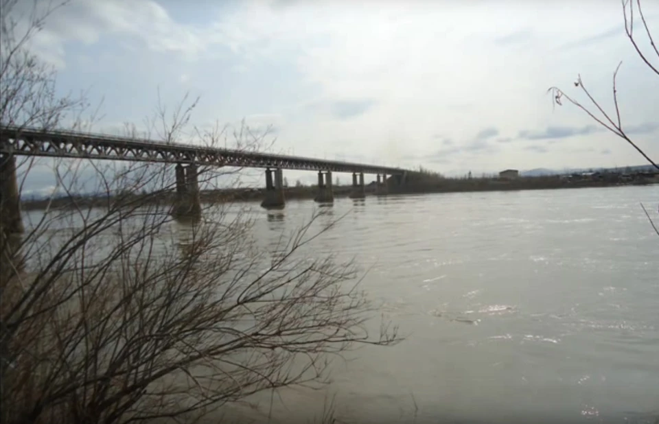 Река Дебин в мае-июне еще очень холодная. По ней на плотах из пенопласта решили сплавиться мальчишки Фото:соцсети