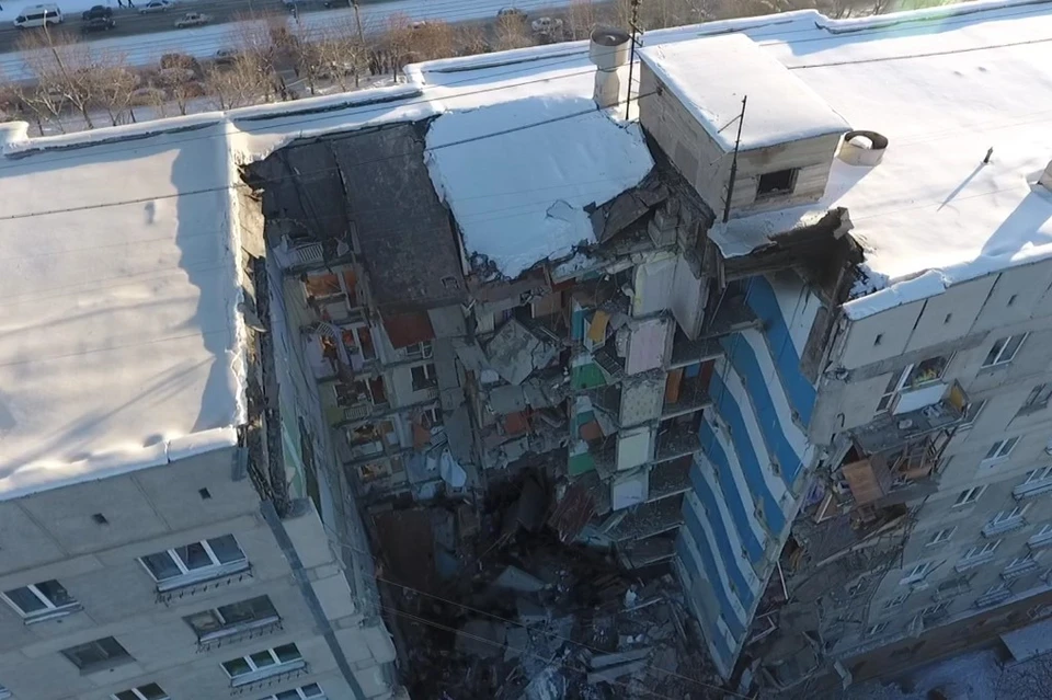 На видео спасатели заметили просевшую крышу, которая могла рухнуть в любой момент. Фото: Артем Ибрагимов.
