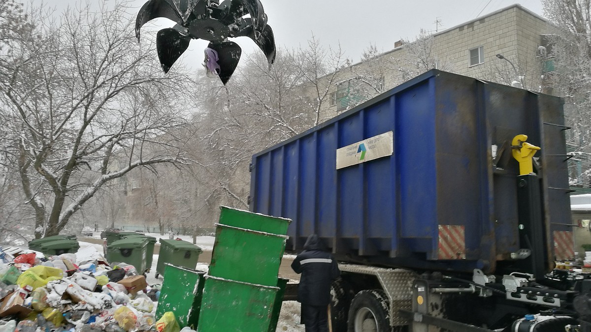 До 10 января в Волгограде обещают убрать все горы мусора, выросшие после  Нового года - KP.RU