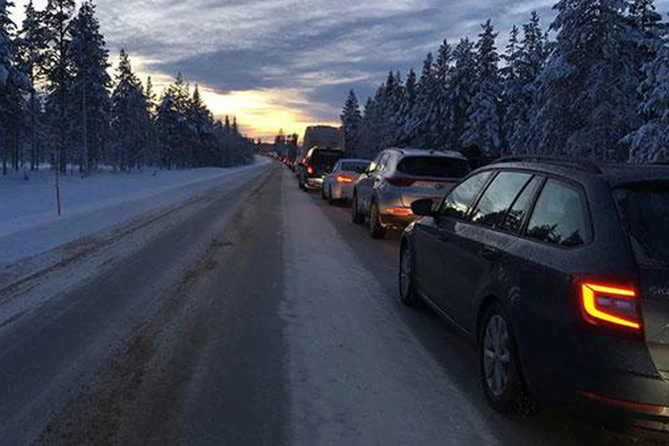 После аварии дорогу закрыли на несколько часов. Фото: Kaija Länsman / Yle.