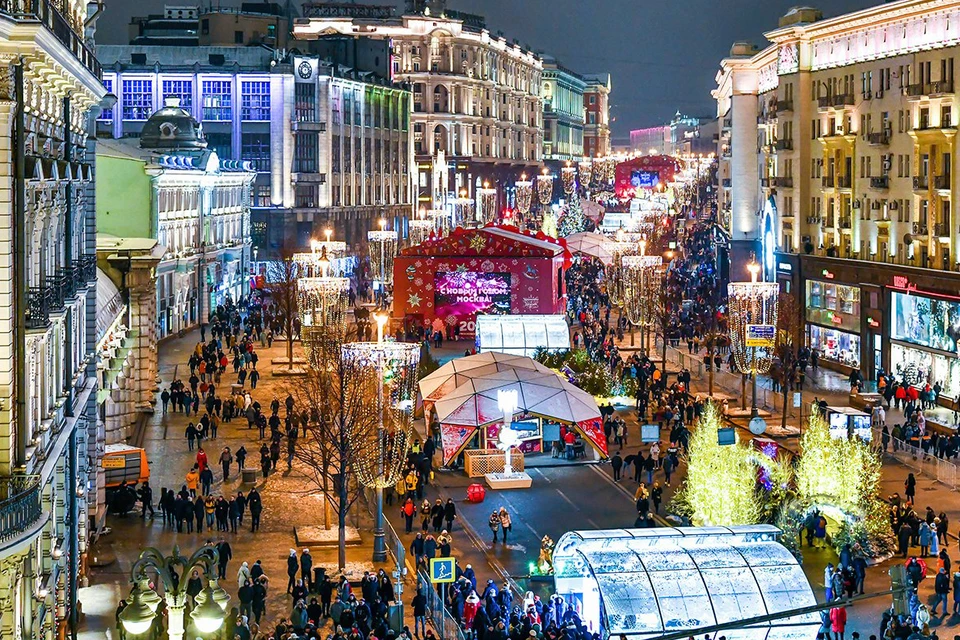 Москвичи и гости столицы посетили новогодние мероприятия на улицах и в парках Москвы.