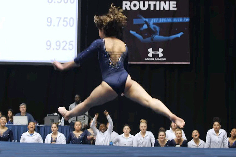 Видео выступления Кейтелин Охаши на студенческом турнире набрало сотни тысяч просмотров.