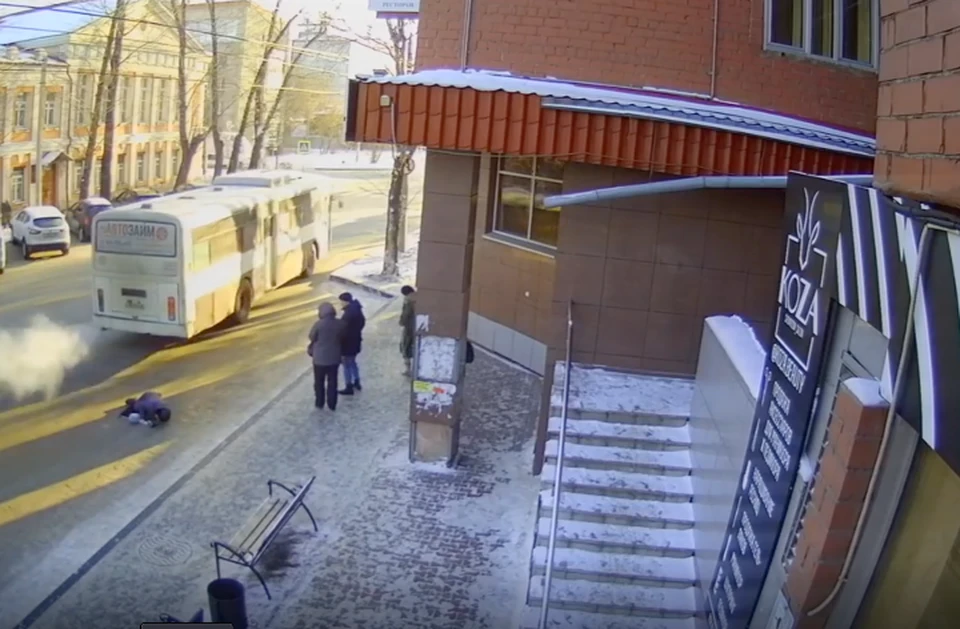 В сети появилось видео, как в Иркутске прохожие спасают пенсионерку, которую переехал автобус. Фото: скрин видео