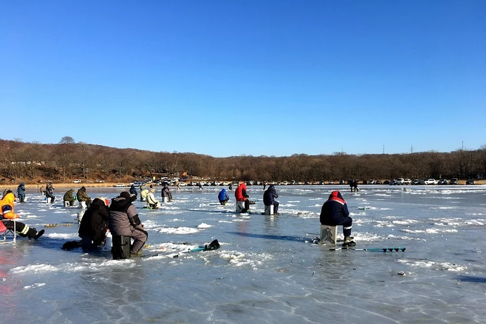 За сутки на льду пребывает порядка 2 000 человек.